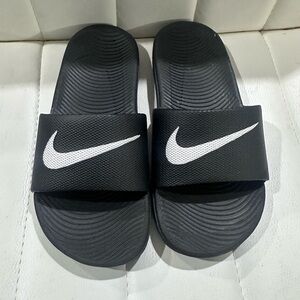 Kids Nike slides Size 2